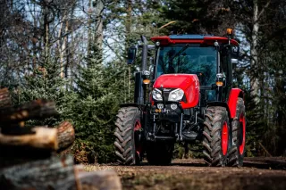 Červený traktor Zetor Proxima na lesní cestě