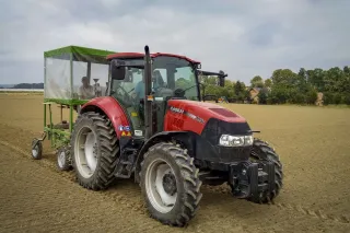 Traktor Case IH s pokusným zařízením na zkušebním poli