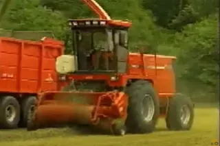 Sklízecí řezačka Case IH při práci; náhled historického videa