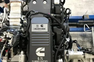 Motor Cummins 6,7 litru ve výrobním závodě
