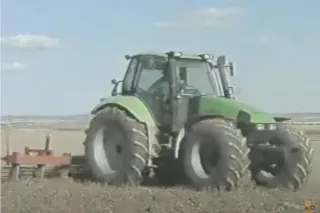 Traktor Deutz-Fahr Agrotron při práci na poli; náhled historického videa