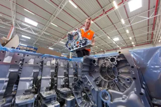 Montáž motoru Deutz ve výrobním závodě