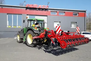 Zemědělské stroje u pobočky PEKASS v Královéhradeckém kraji