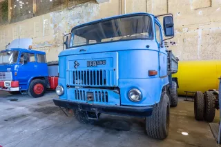 Modrý nákladní automobil IFA L60 v hale