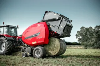 Lis na kulaté balíky Kverneland 6700 s traktorem