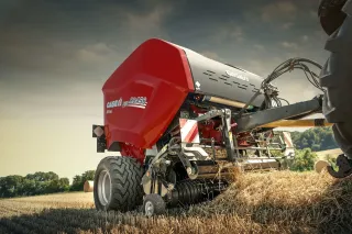 Červený lis Case IH RB HD Pro na poli