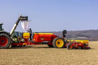 Secí stroj Väderstad Tempo s přídavným zařízením BioDrill 500