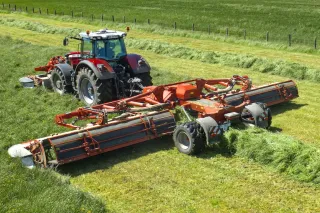 Žací stroj Kuhn FC 13460 RA za traktorem na louce