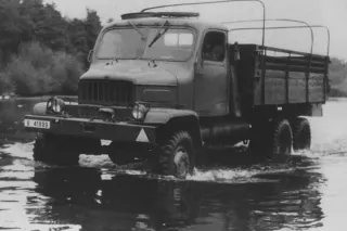 Archivní snímek vozu Praga V3S při zkoušce brodivosti