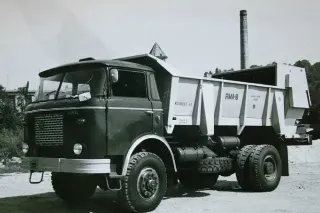 Historický sklápěcí nákladní vůz Škoda 706 MT