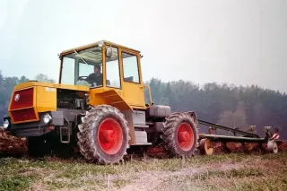 Historický těžký kolový tahač ŠT 180