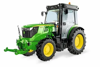 Zelený speciální traktor John Deere 5G na bílém pozadí