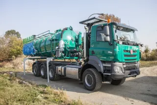 Zelený nákladní vůz Tatra Phoenix Agro s cisternou