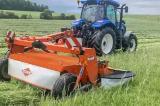 Tažený žací stroj Kuhn FC 3155 TLR při práci