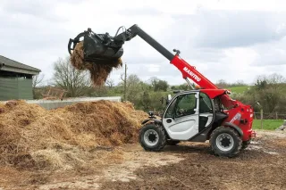 Teleskopický manipulátor Manitou při práci