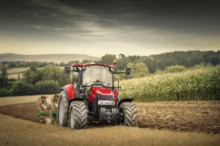 Červený traktor Case IH Luxxum při práci na poli