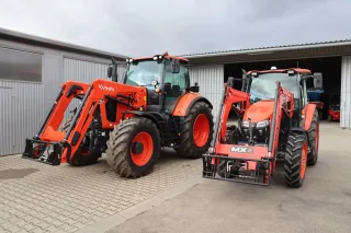 Dva traktory Kubota s čelními nakladači na farmě