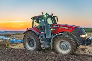 Traktor Case IH Magnum 340 při zpracování půdy