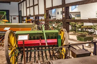 Historický zemědělský stroj v muzeu AMAZONE