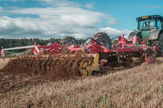 Traktor s kypřičem Pöttinger TERRIA při práci na poli