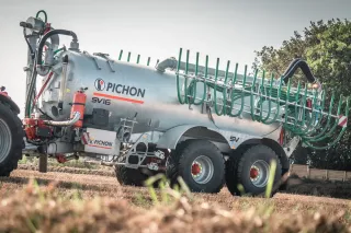 Cisterna Pichon SV připojená k traktoru