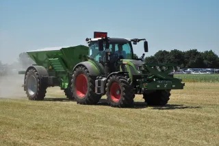 Traktor Fendt s rozmetadlem na polní výstavě
