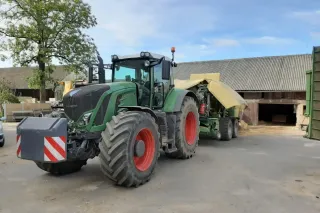 Traktor Fendt s lisem na balíky na dvoře