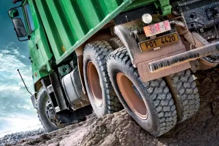 Detail kol a podvozku nákladního vozu Tatra v terénu