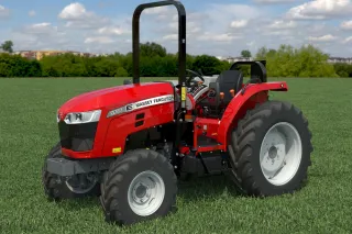Červený kompaktní traktor Massey Ferguson na poli