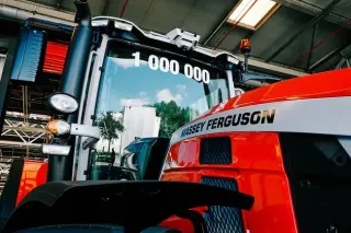 Detail miliontého traktoru Massey Ferguson v továrně v Beauvais