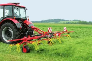 Traktor s obracečem Rozmital OZ-454 na louce