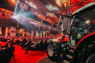 Oslava výročí Austro Diesel v hale s traktorem Massey Ferguson