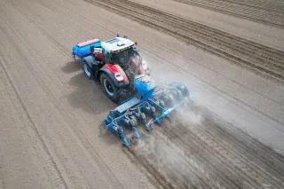 Traktor se secím strojem Lemken Azurit 10 při setí
