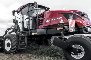 Samojízdný řádkovač MacDon M1170 na poli