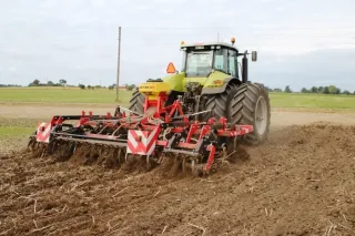 Traktor s radličkovým kypřičem SMS Arras na poli