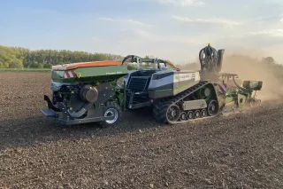 Autonomní pásový robot AgXeed při práci na poli