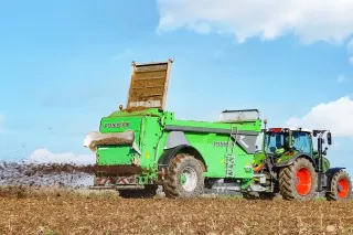 Rozmetadlo hnoje Joskin Tornado při práci na poli