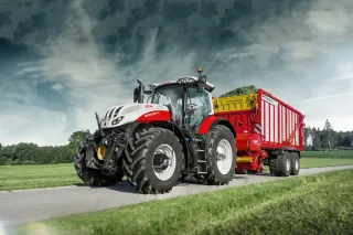 Traktor Steyr s návěsem na cestě