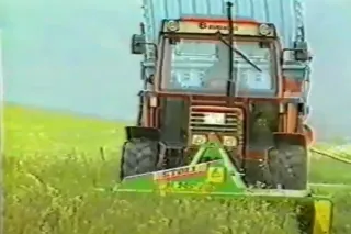 Traktor s čelním nakladačem STOLL při práci; náhled historického videa