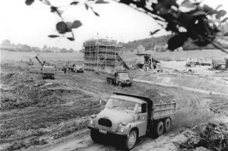 Archivní černobílý snímek nákladních vozů Tatra 138 na stavbě