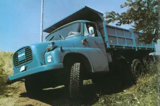 Historický modrý sklápěcí nákladní automobil Tatra 148