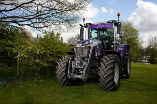 Fialový traktor Massey Ferguson 8S.205 Platinum