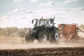Traktor Valtra Q s připojeným secím strojem na poli