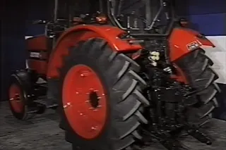 Detail zadního kola červeného traktoru Zetor při opravě