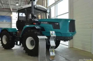 Traktor v hale Charkovského traktorového závodu