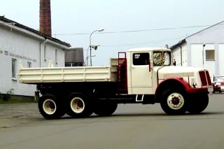 Historický bílý nákladní automobil Tatra 111 se sklápěcí korbou