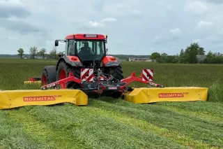 Traktor s žací kombinací Rozmital SM-820 na louce