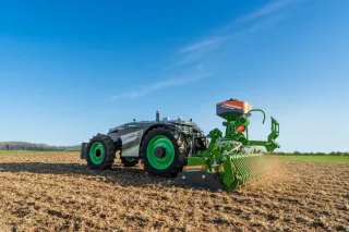 Autonomní robot AgXeed AgBot s nářadím AMAZONE na poli
