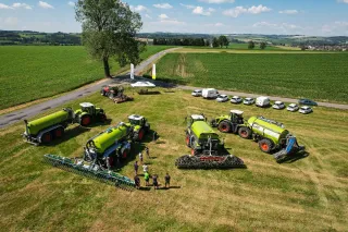 Pohled shora na přehlídku strojů CLAAS a KAWECO na poli.