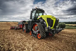 Pásový traktor Claas při práci na poli